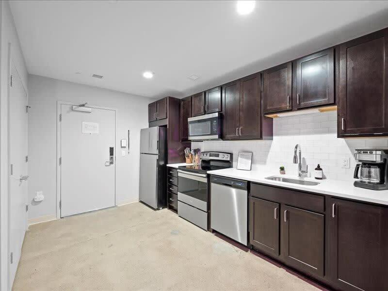 Cozysuites Roomy 1Br, Downtown Питсбърг Екстериор снимка