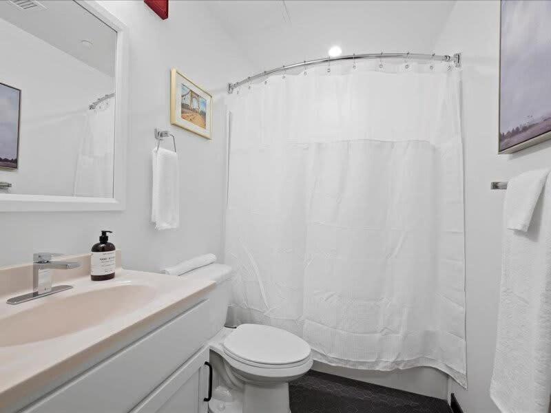 Cozysuites Roomy 1Br, Downtown Питсбърг Екстериор снимка