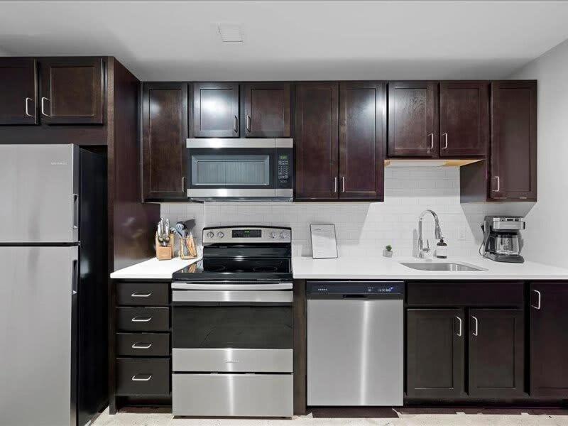 Cozysuites Roomy 1Br, Downtown Питсбърг Екстериор снимка