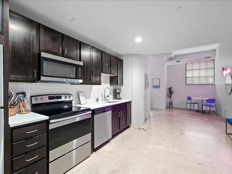 Cozysuites Roomy 1Br, Downtown Питсбърг Екстериор снимка